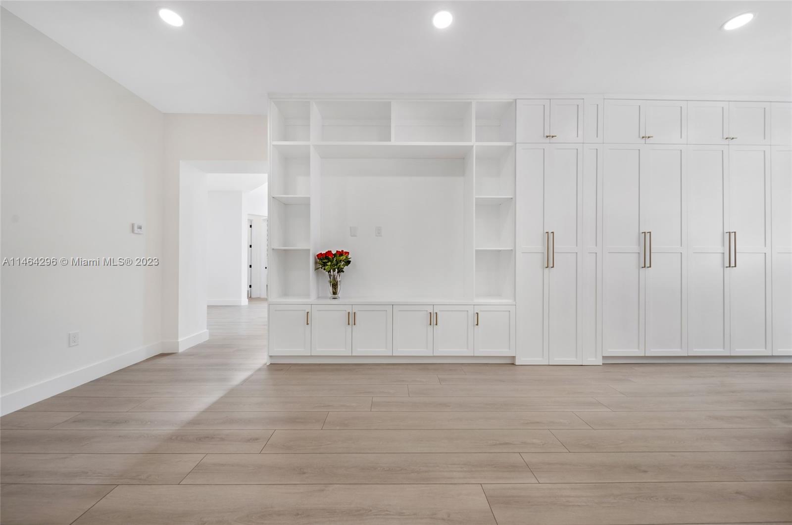 ISLAND WAY - Residential