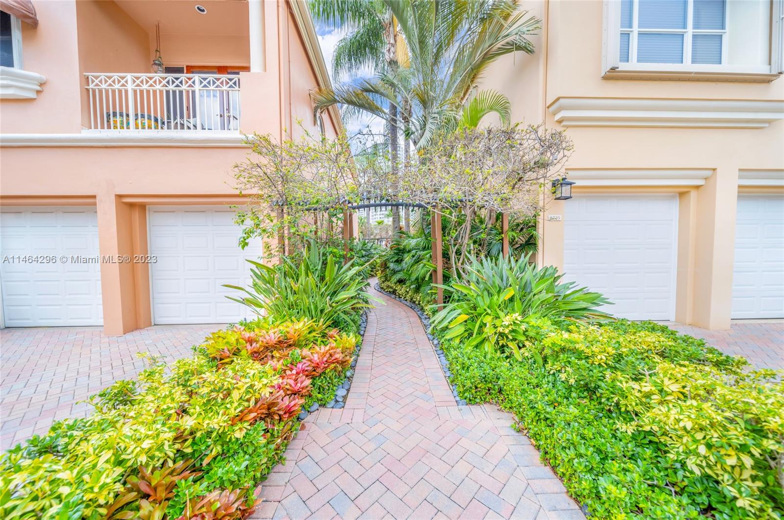 ISLAND WAY - Residential