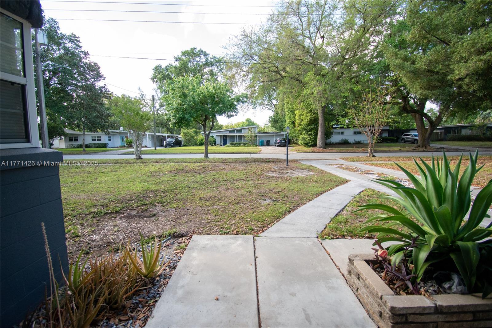 COMO MANOR - Residential