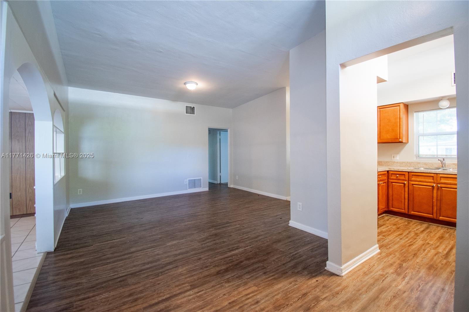 COMO MANOR - Residential