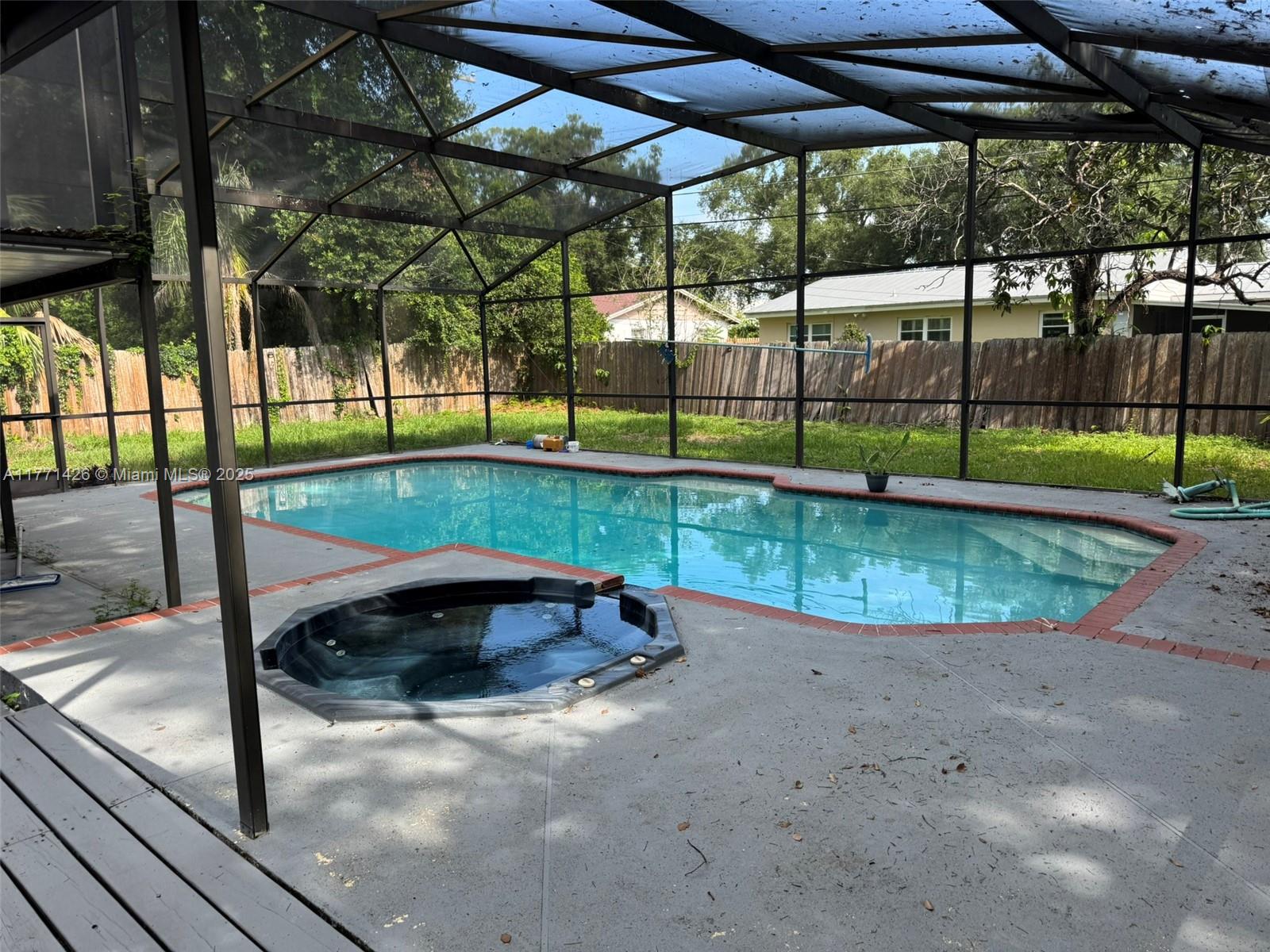 COMO MANOR - Residential