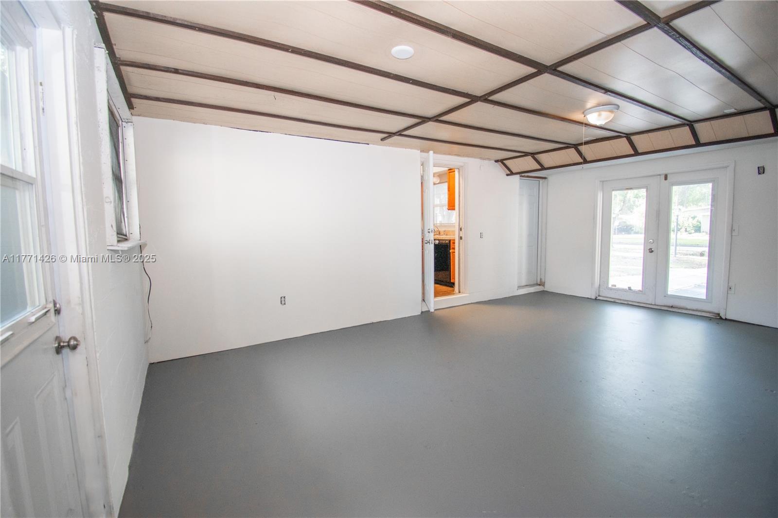 COMO MANOR - Residential