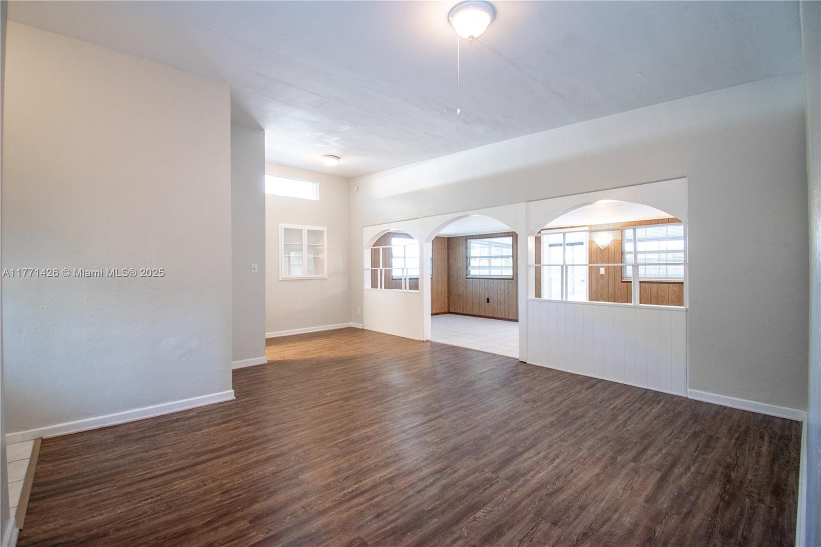 COMO MANOR - Residential