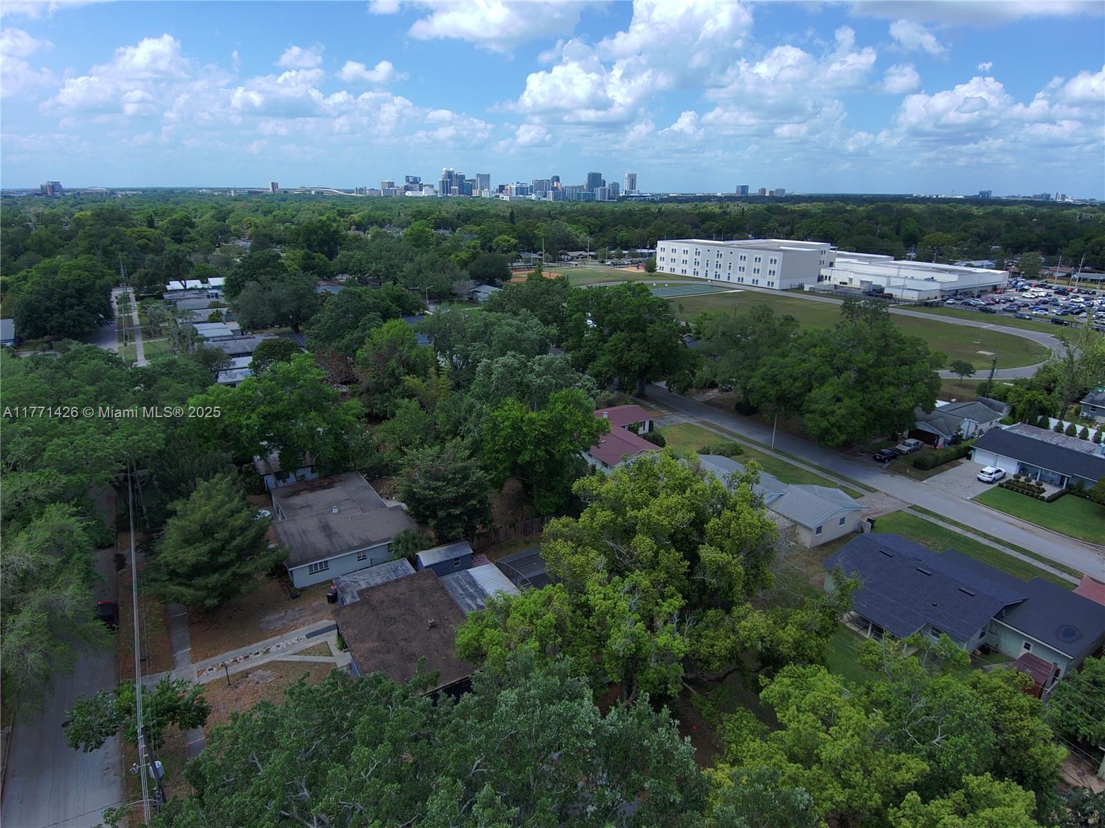 COMO MANOR - Residential