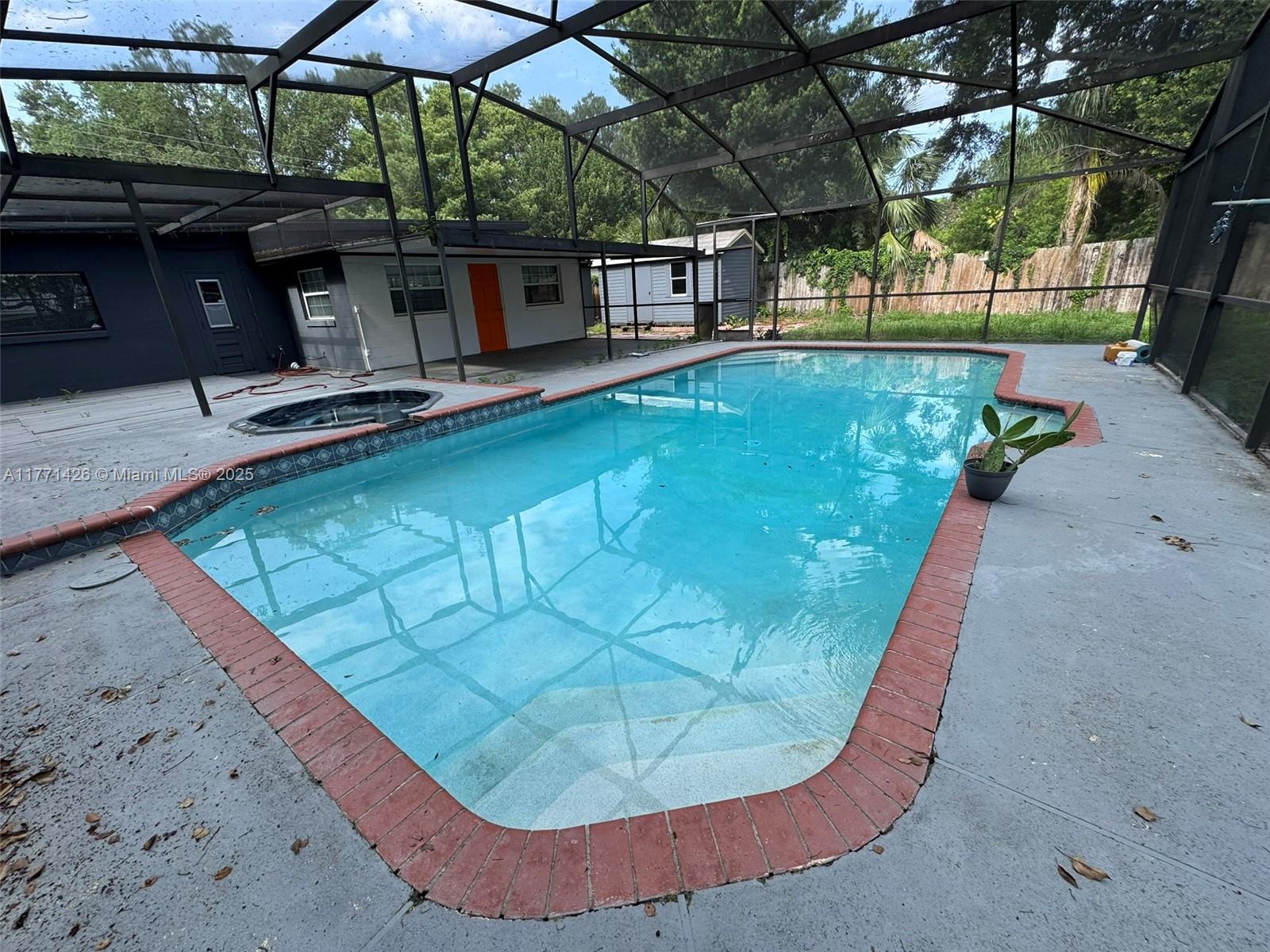 COMO MANOR - Residential