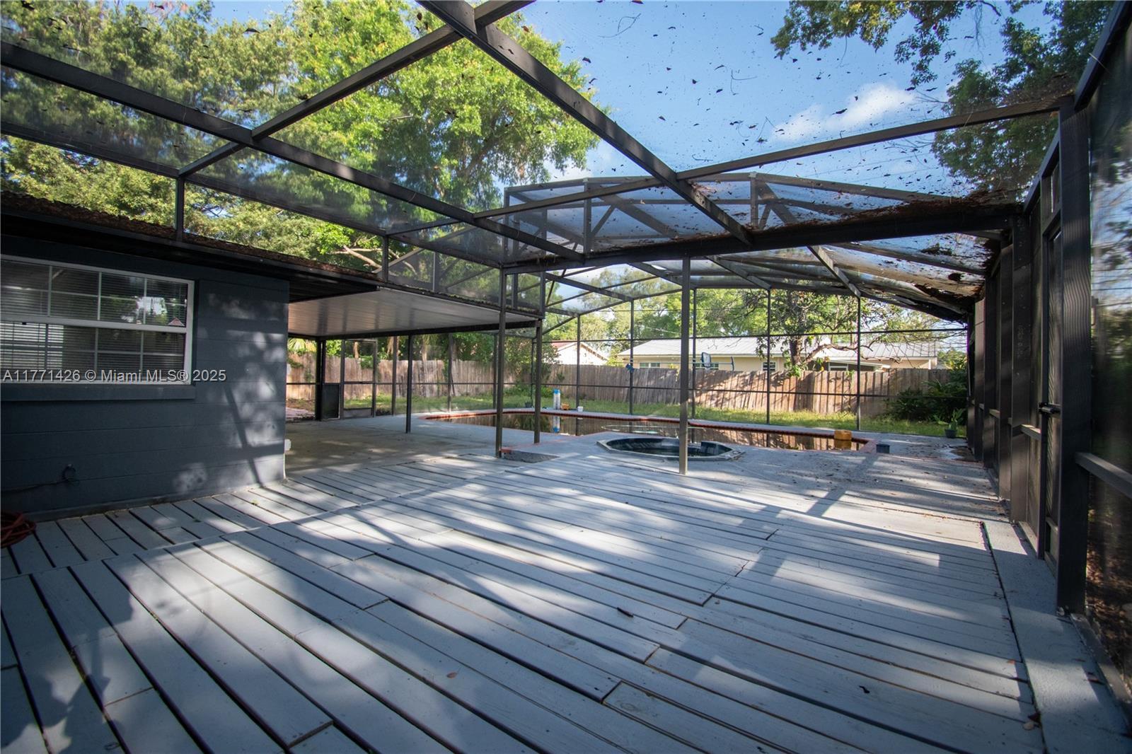 COMO MANOR - Residential