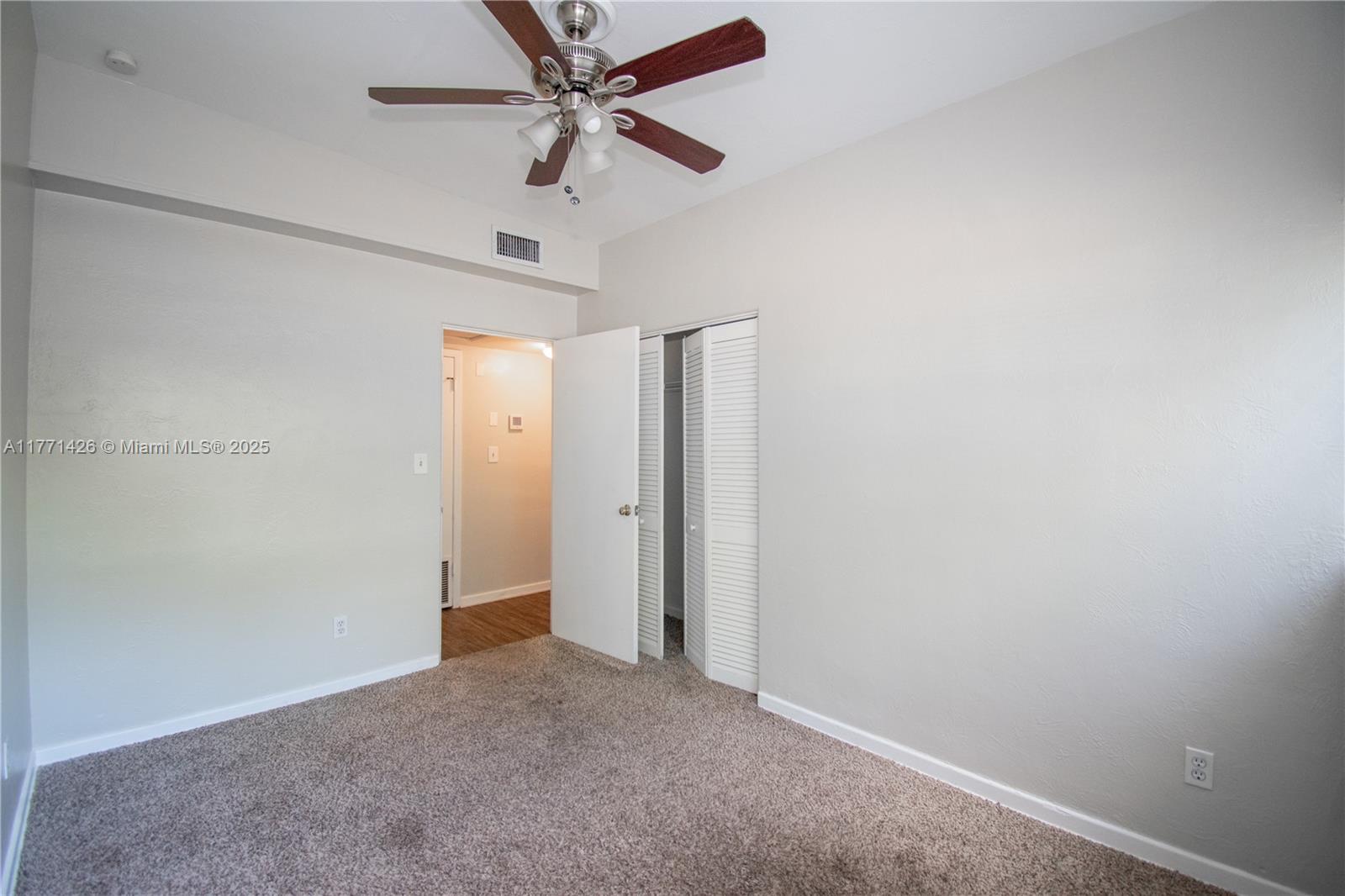 COMO MANOR - Residential