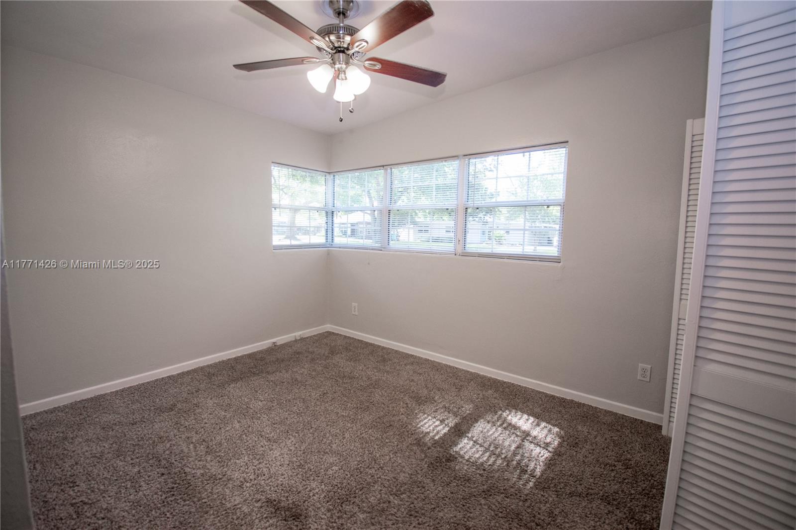 COMO MANOR - Residential