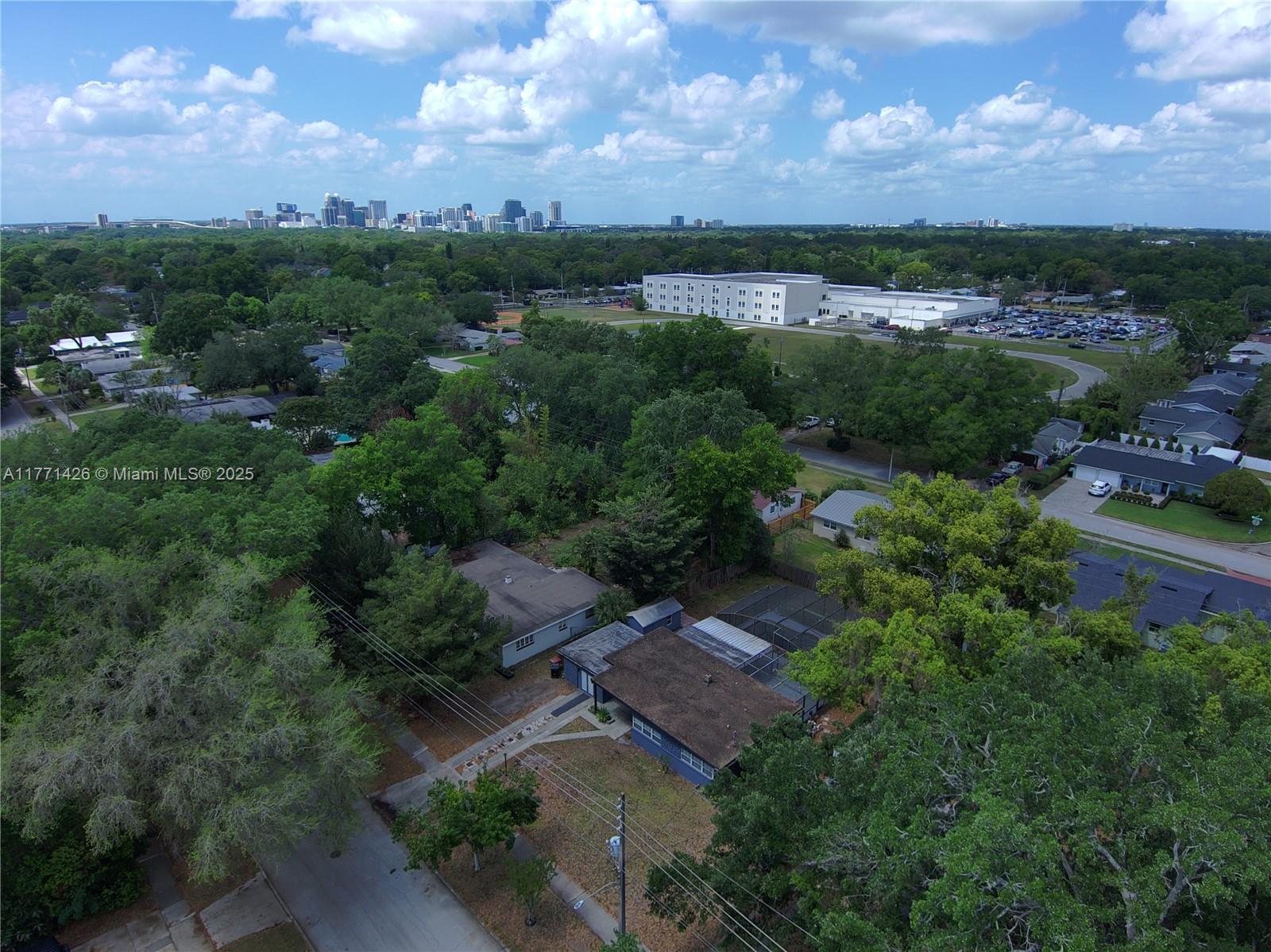 COMO MANOR - Residential