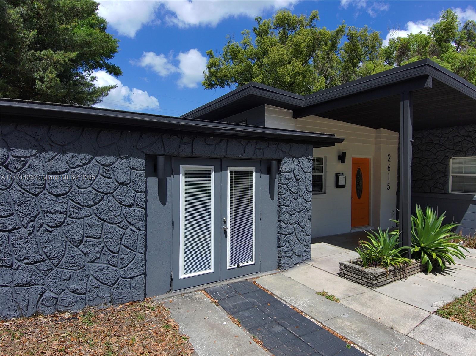 COMO MANOR - Residential