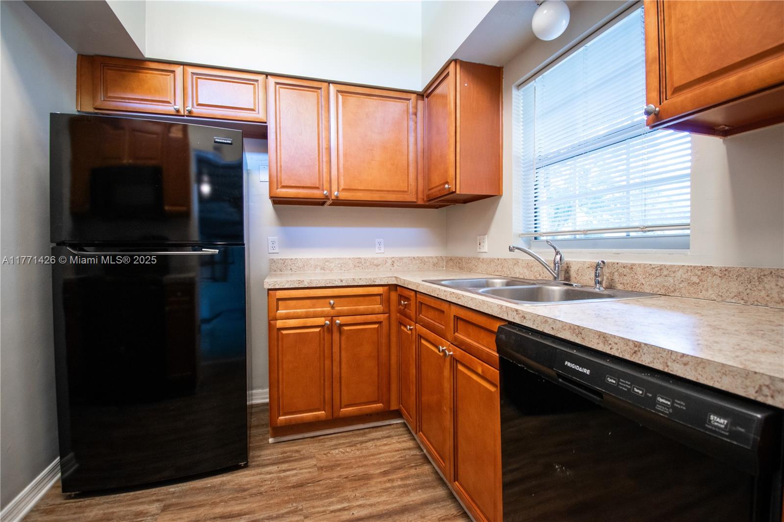 COMO MANOR - Residential