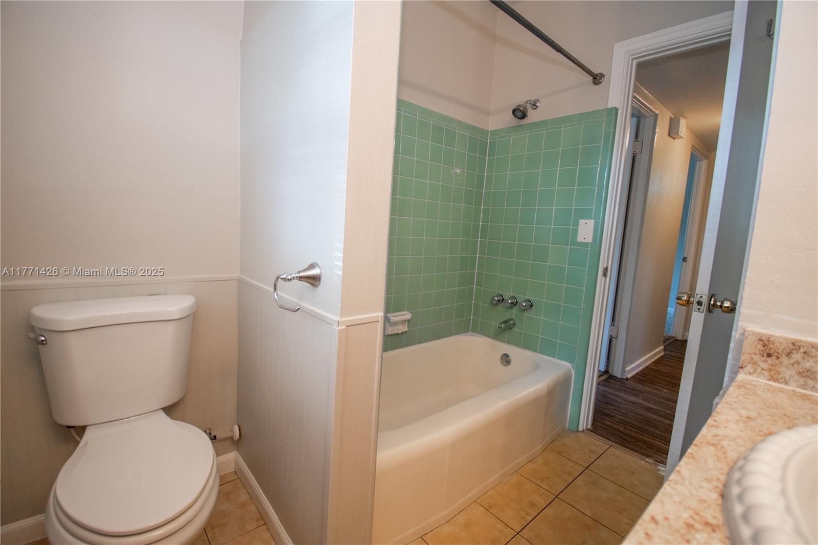 COMO MANOR - Residential