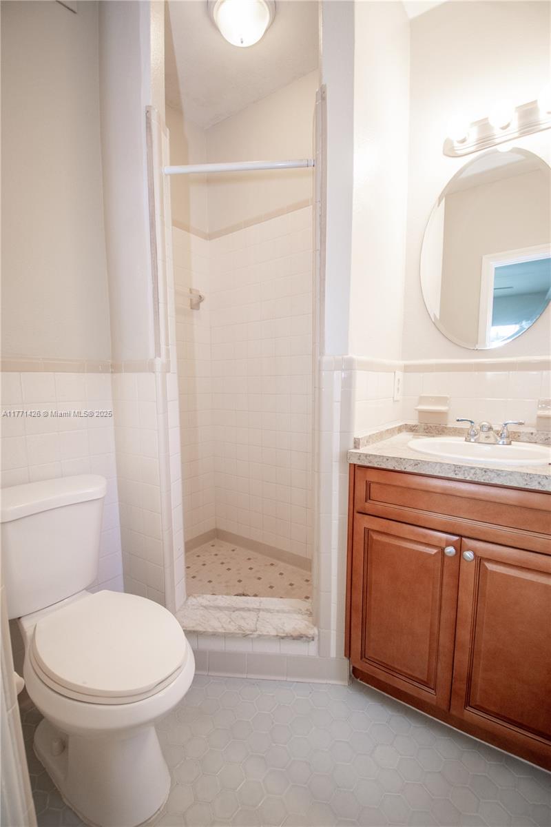 COMO MANOR - Residential