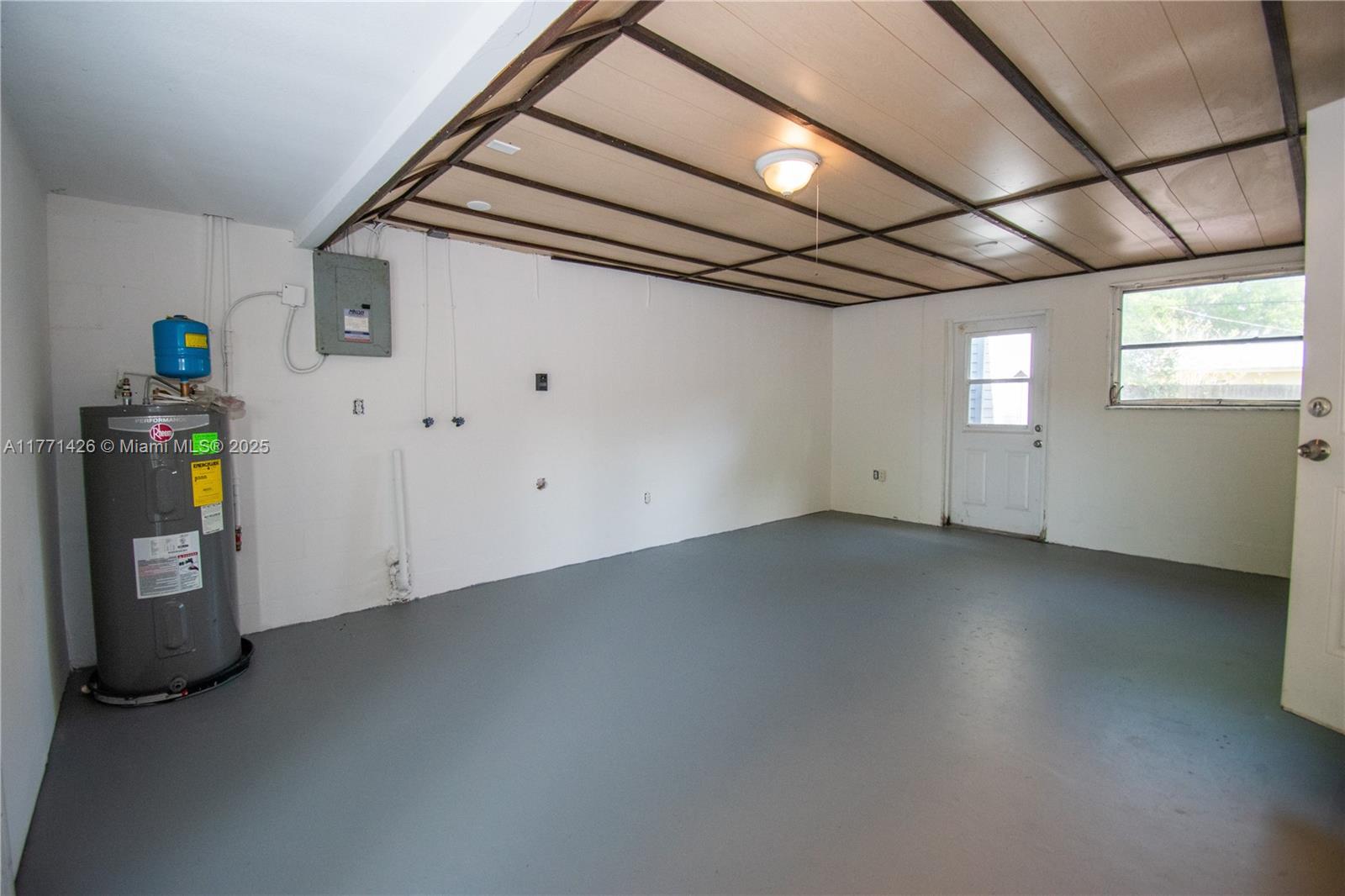 COMO MANOR - Residential