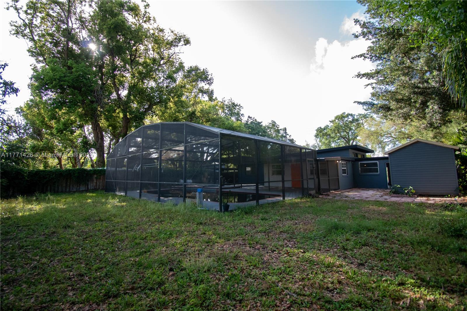 COMO MANOR - Residential