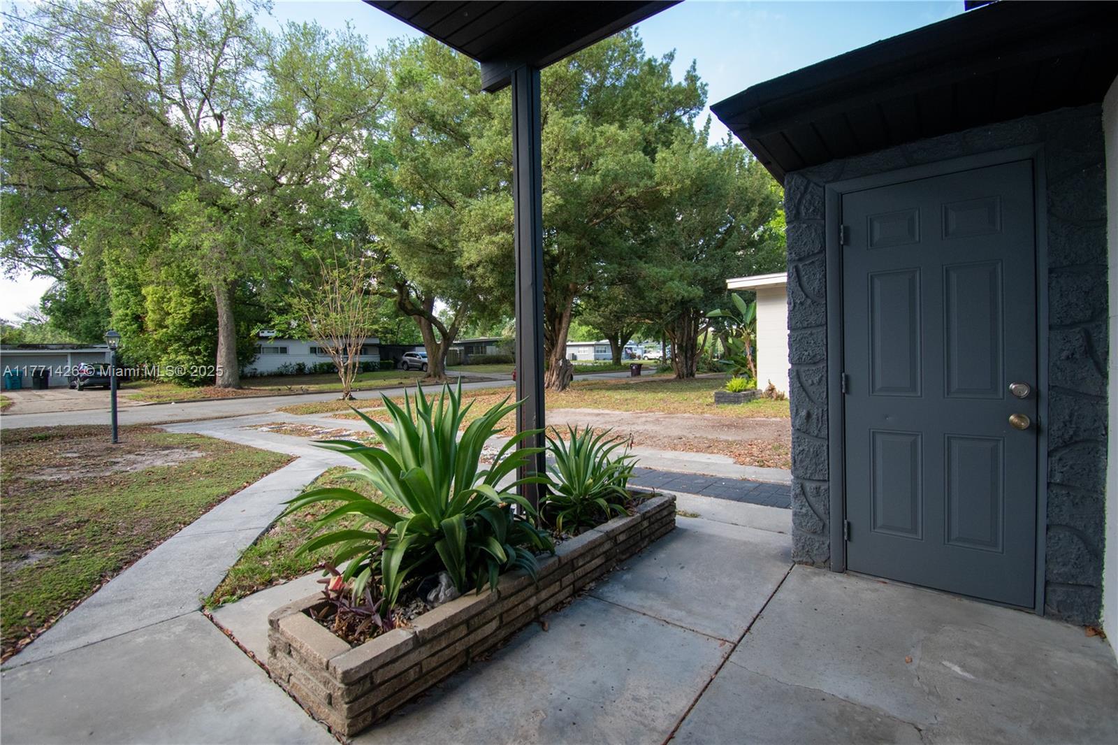 COMO MANOR - Residential