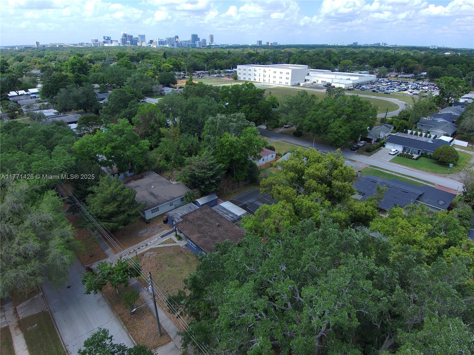 COMO MANOR - Residential