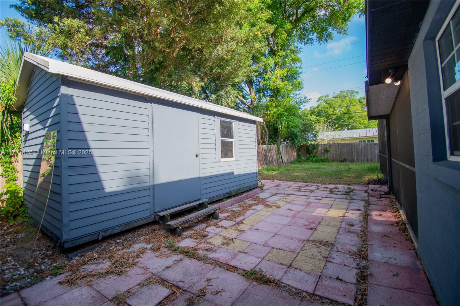 COMO MANOR - Residential