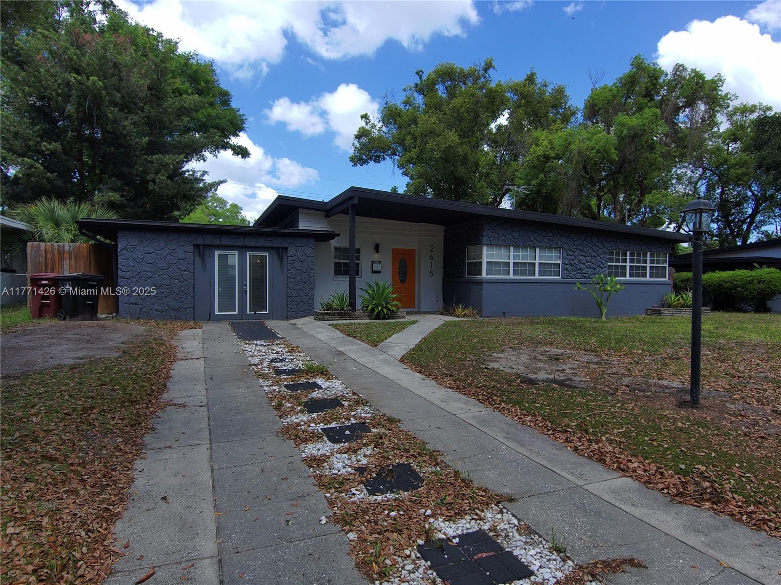 COMO MANOR - Residential