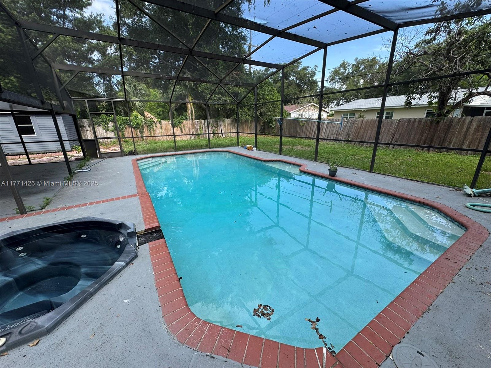 COMO MANOR - Residential