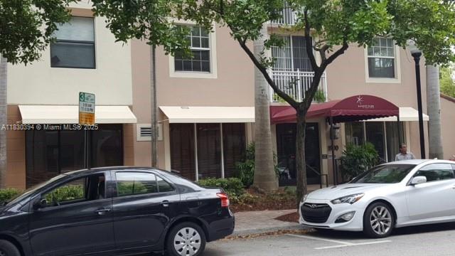 Great investor oportunity, all remodeled 1 bedroom 1 bath,, washer and dryer in the unit, located at 2 walking blocks from Hollywood Downtown, really nice gym and swimming pool, business and party room. Don't miss this one.