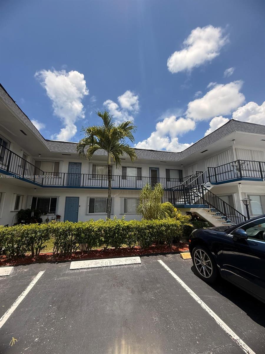 55+ Community. This furnished rental features 2/1 spacious unit. Centrally located. Community ammeneties include club house, pool, exercise room.