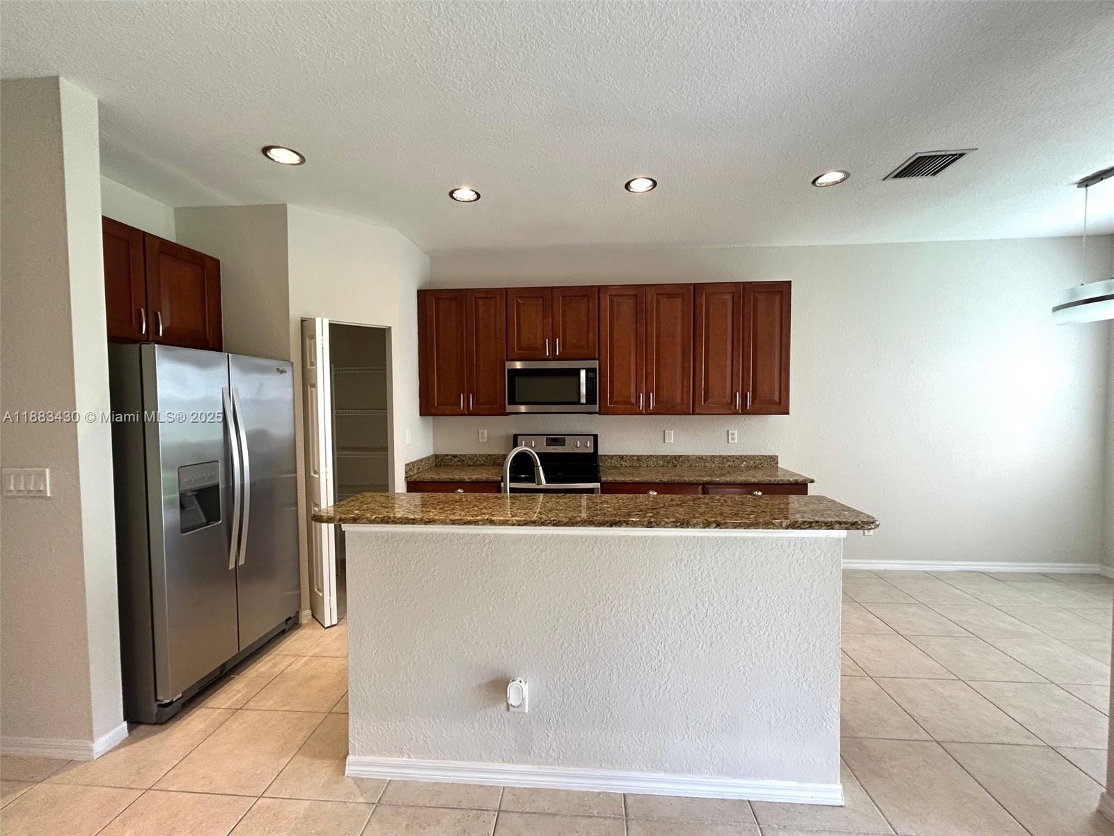 LEXINGTON LAKES - Residential