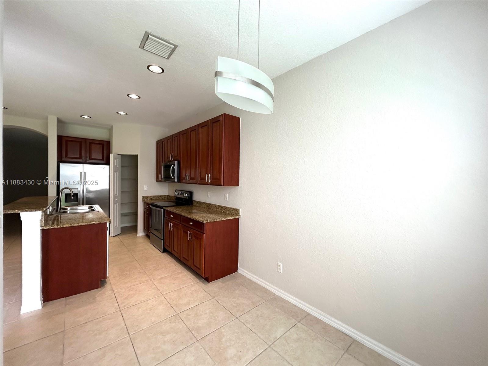 LEXINGTON LAKES - Residential