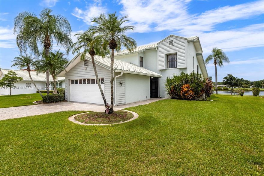 RESORT-STYLE LIVING IN CROSS CREEK!
Charming, move-in ready home overlooking the lake and golf course with upstairs guest quarters. Open floorplan, bright Florida room, first-floor primary suite, and versatile loft/den that can become a 3rd bedroom. Fresh paint, new carpet, updated appliances, 2021 water heater, and 2025 WiFi-enabled HVAC. HOA covers roof and exterior paint. Beautifully maintained golf community with unbeatable convenience. Priced to sell!