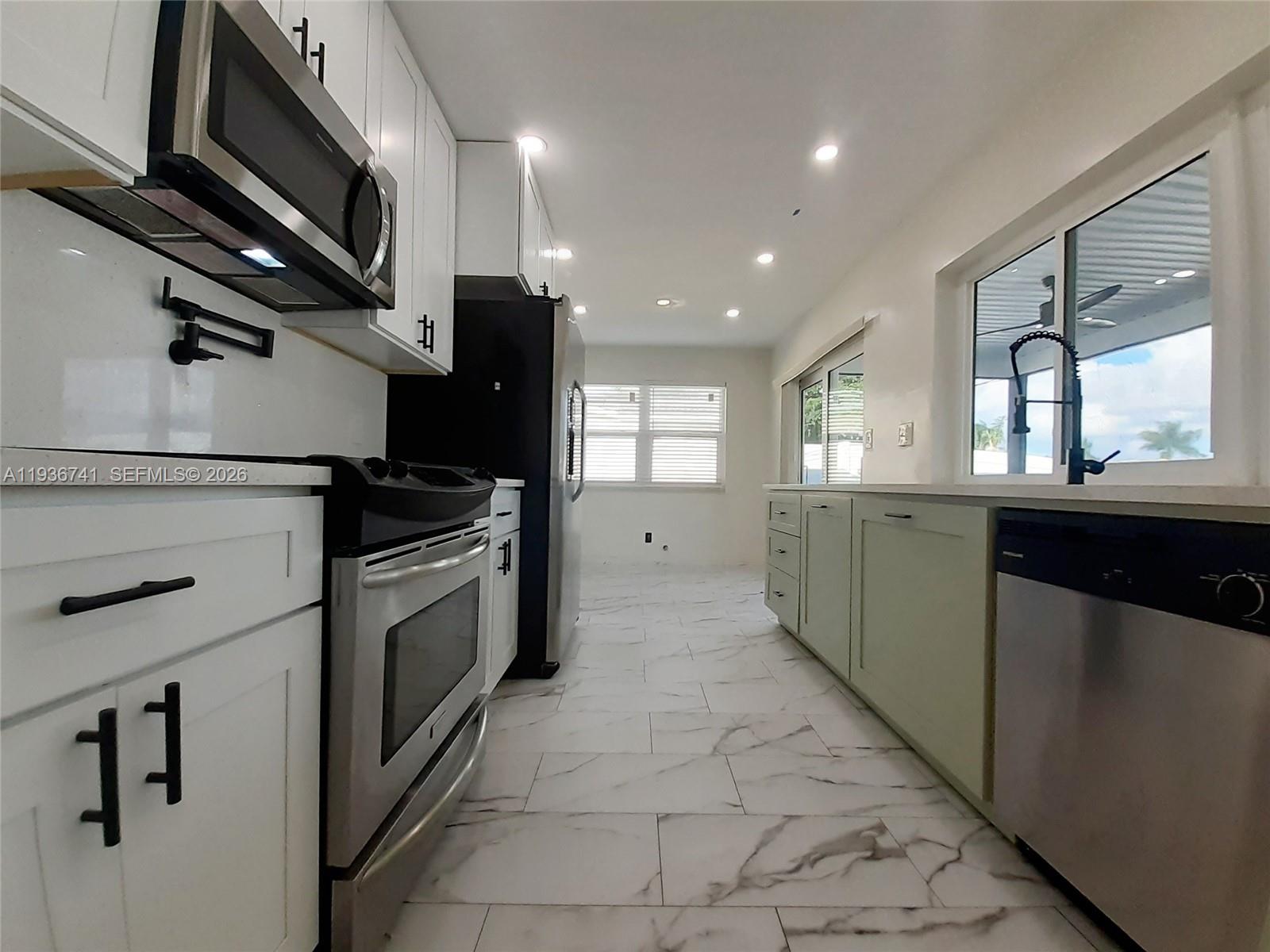 HOLLYWOOD HEIGHTS ADD SEC - Residential Lease