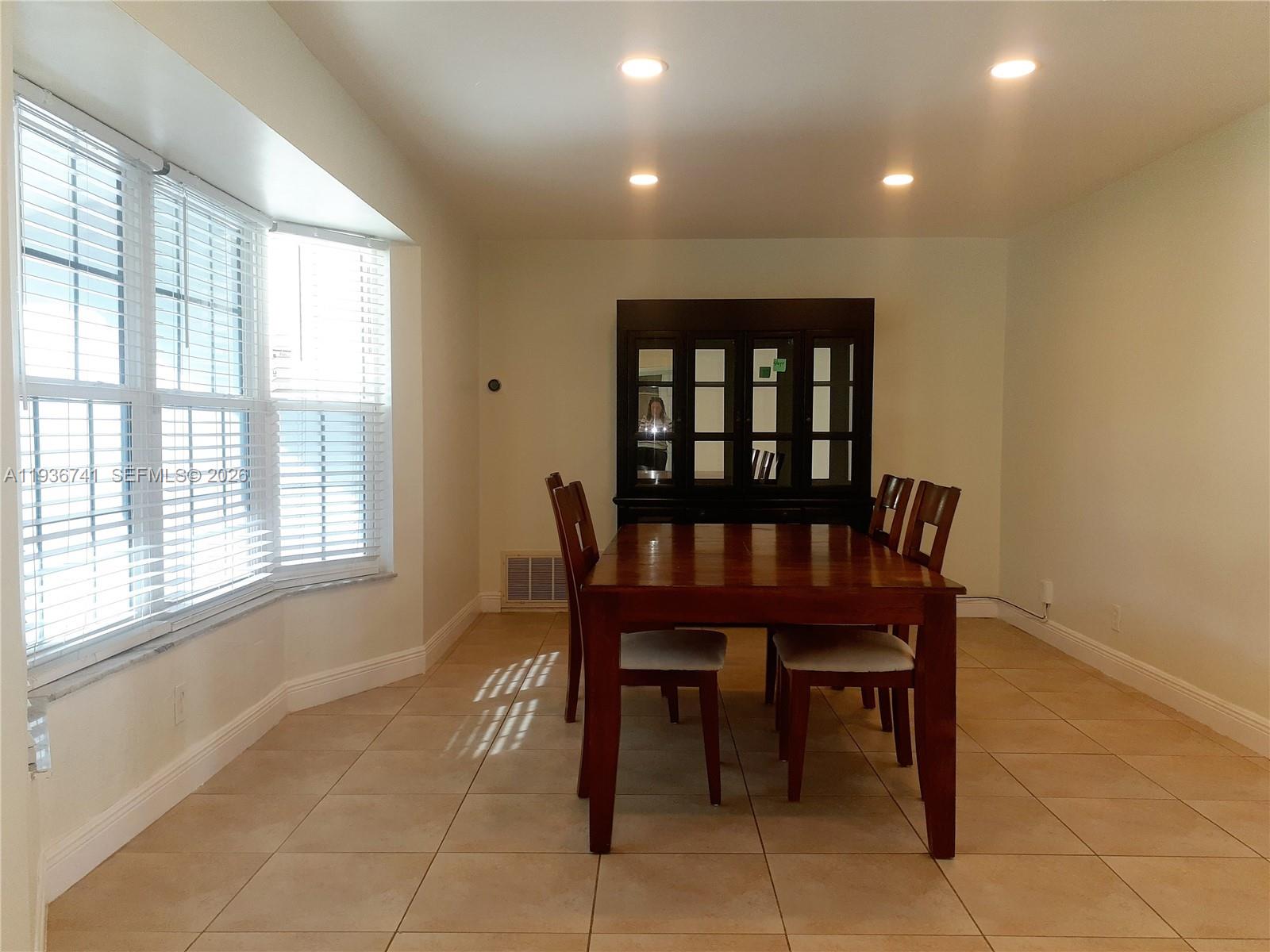 HOLLYWOOD HEIGHTS ADD SEC - Residential Lease