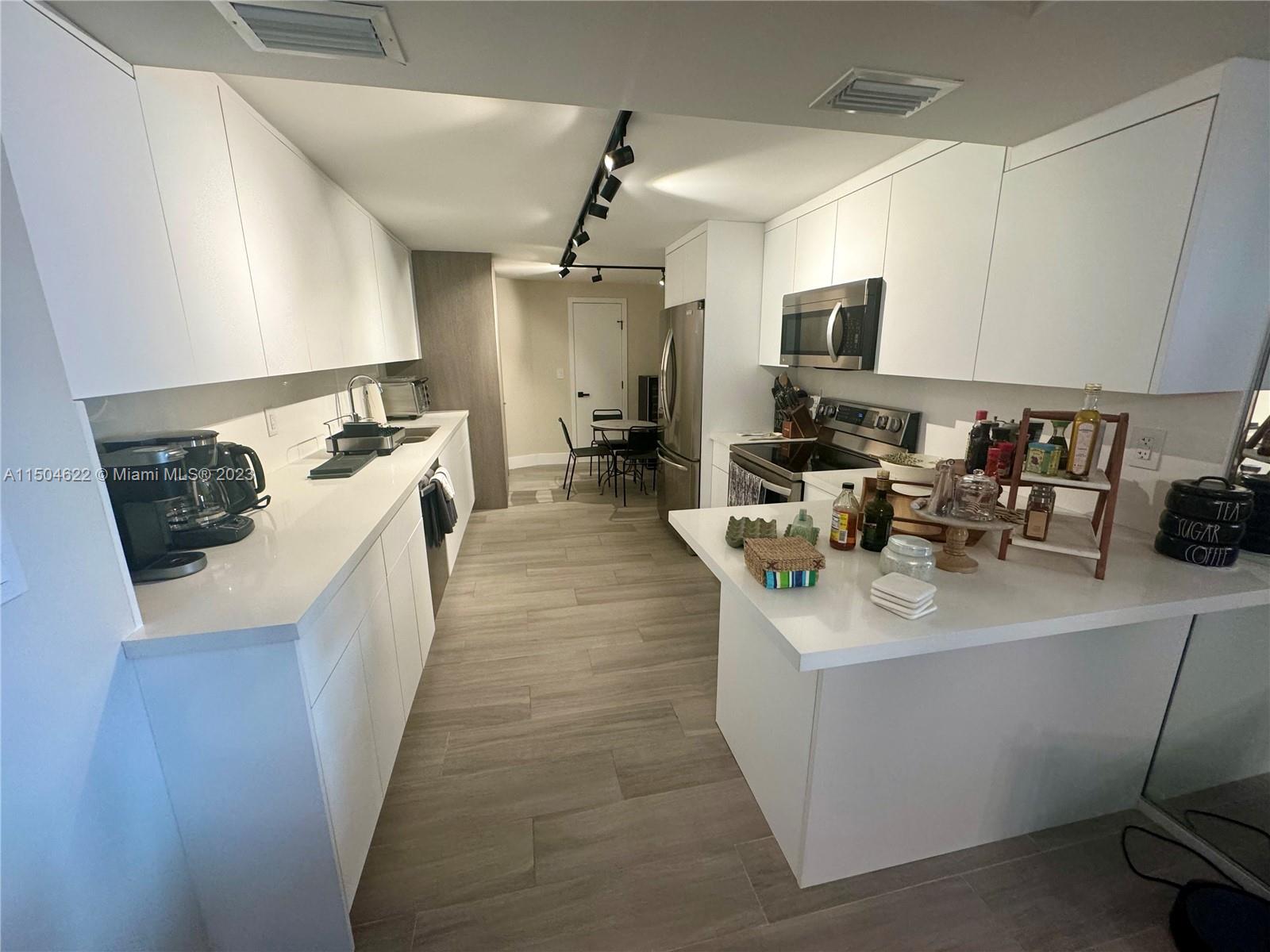 TOWERS OF KEY BISCAYNE CO - Residential Lease