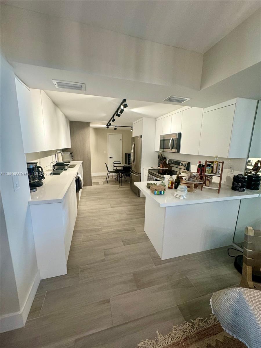 TOWERS OF KEY BISCAYNE CO - Residential Lease