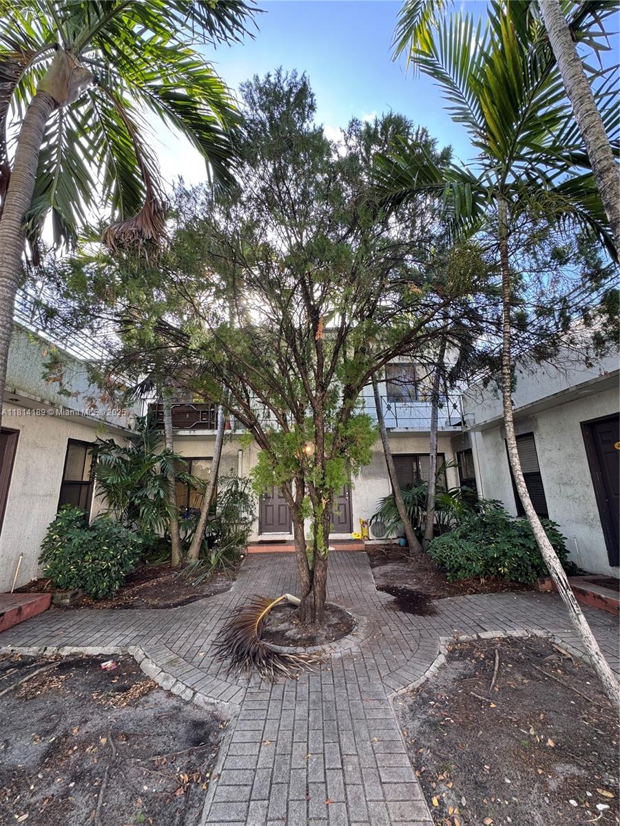 Rental Property at 2000 Monroe St 5, Hollywood, Broward County, Florida - Bedrooms: 1 
Bathrooms: 1  - $1,700 MO.