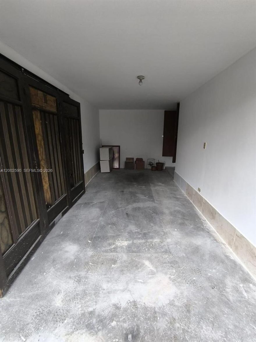 Beautiful independent home in Laureles–Estadio, Medellín. Offering 237.45 m², this spacious property features 5 bedrooms, including a service room with bath, 3 bathrooms, 2 balconies, and 2 patios. Includes covered garage. Located in a desirable strata 5 neighborhood. Offered at $1,150,000,000 COP.