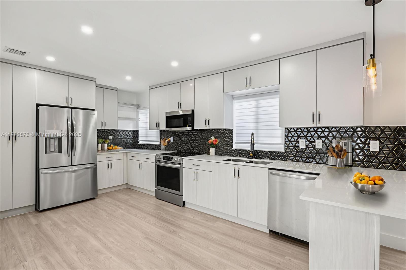HOLLYWOOD LITTLE RANCHES - Residential Lease