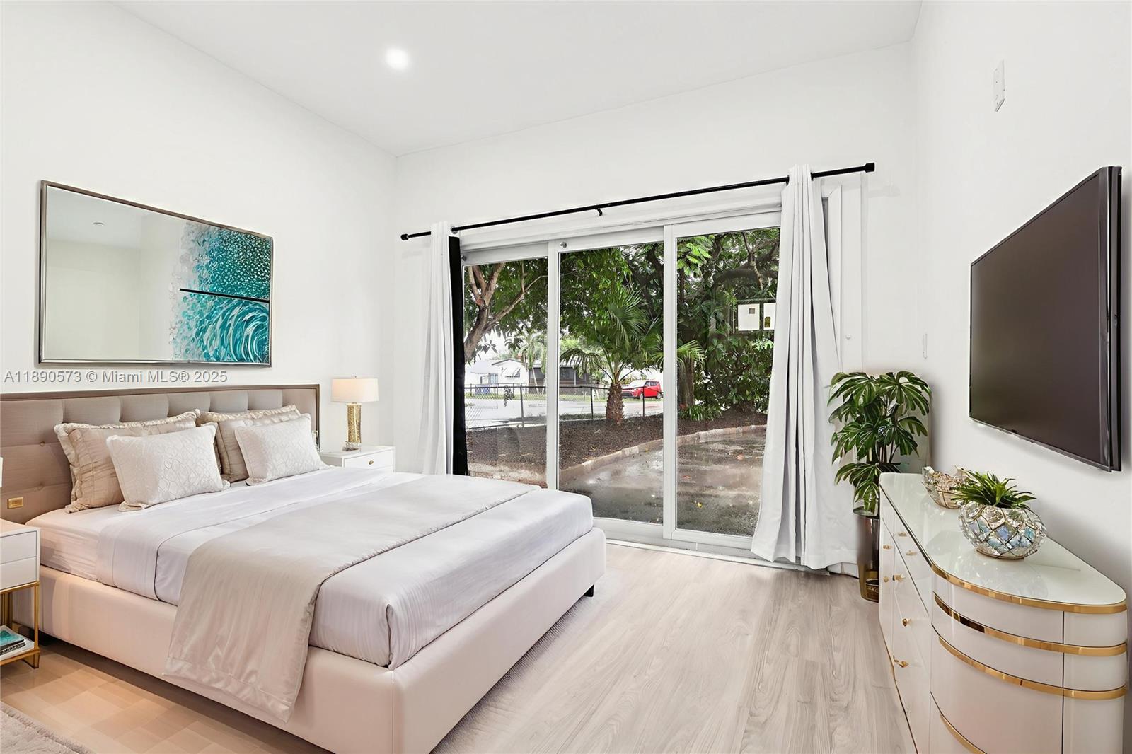 HOLLYWOOD LITTLE RANCHES - Residential Lease