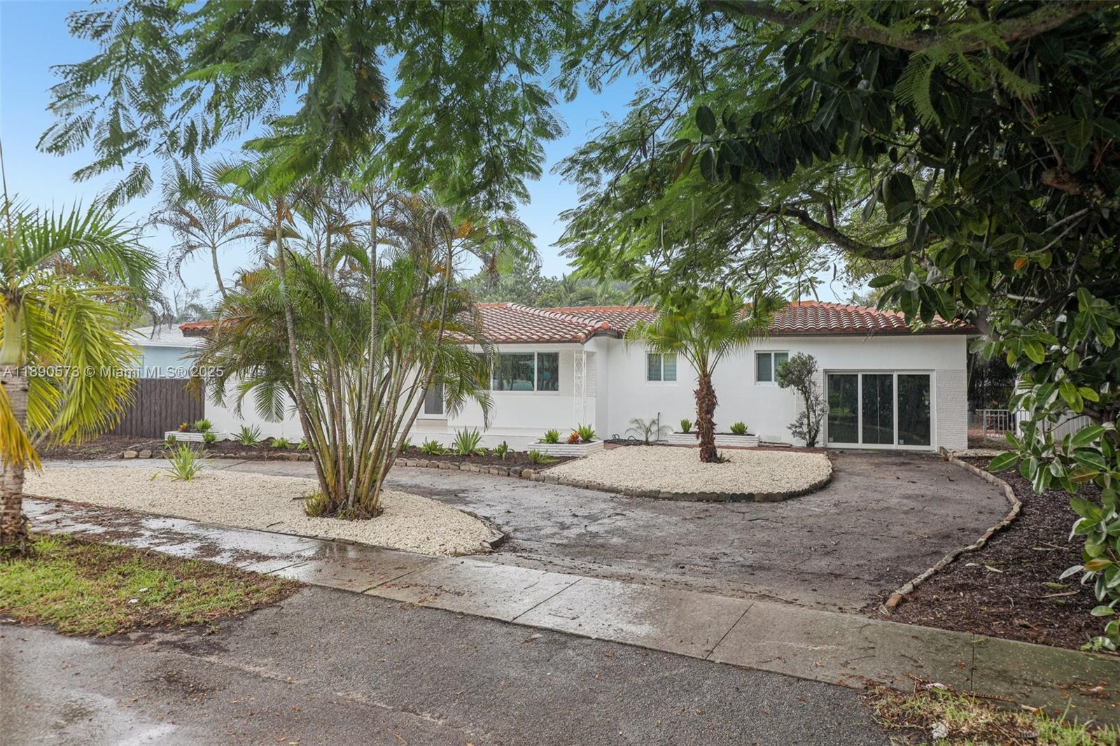 HOLLYWOOD LITTLE RANCHES - Residential Lease