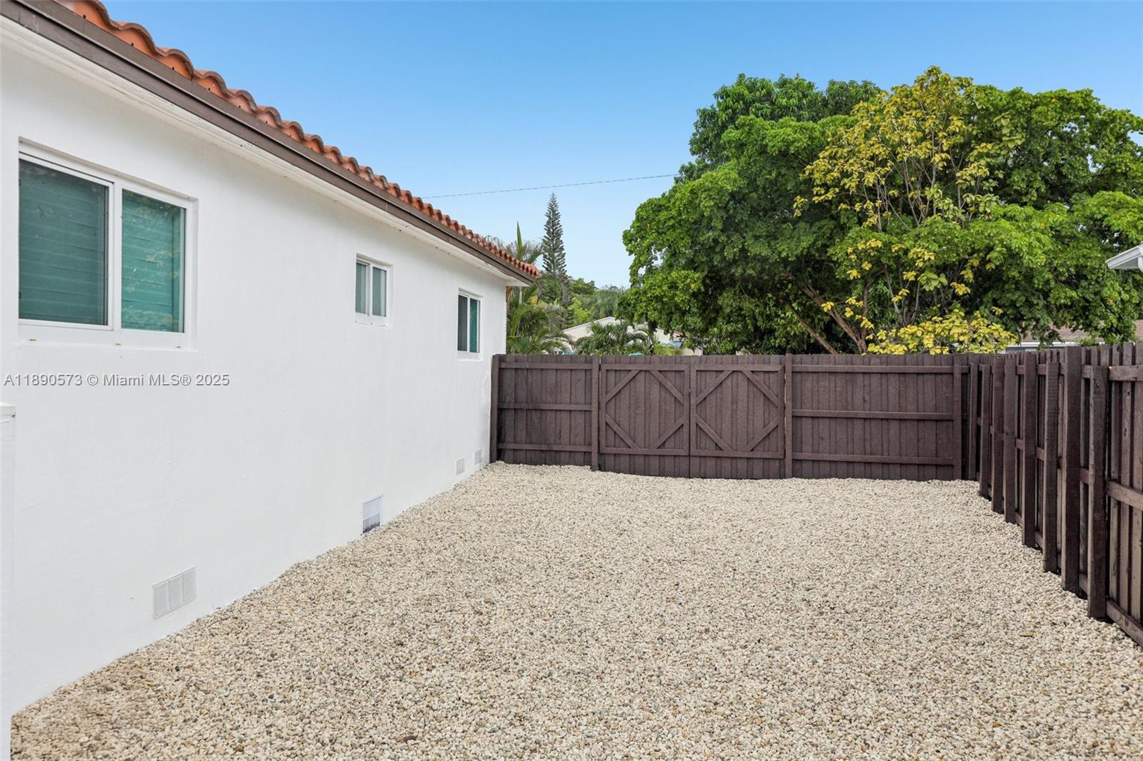 HOLLYWOOD LITTLE RANCHES - Residential Lease