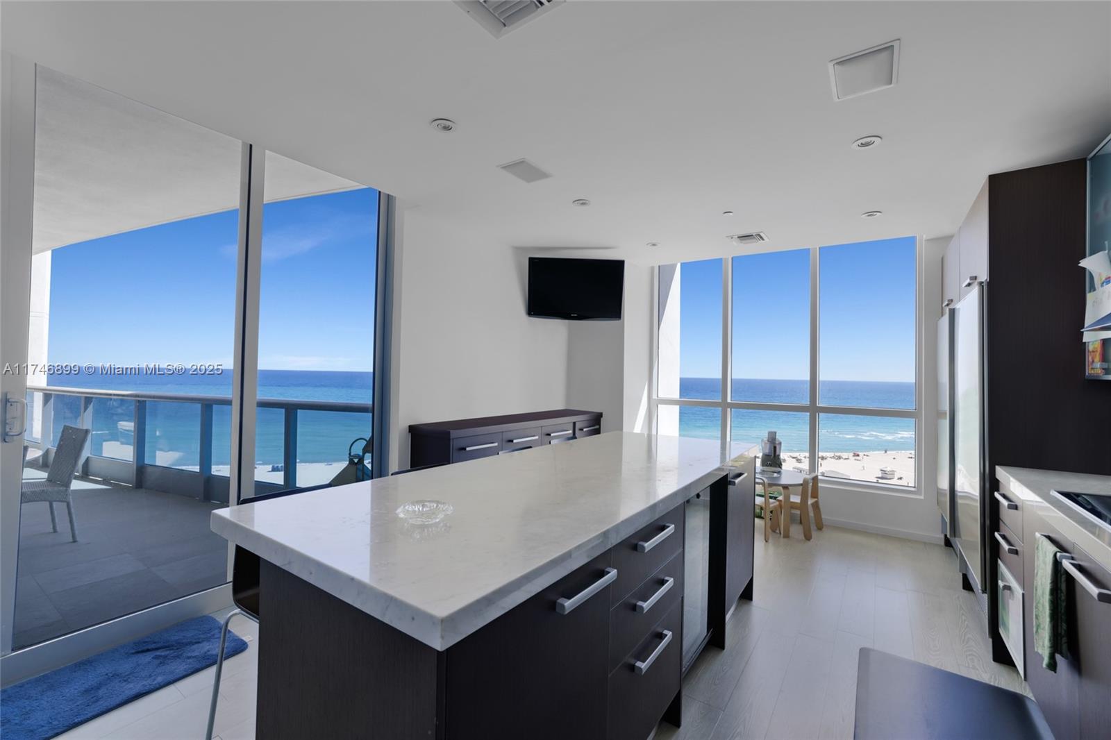 5959 Collins Ave 1105