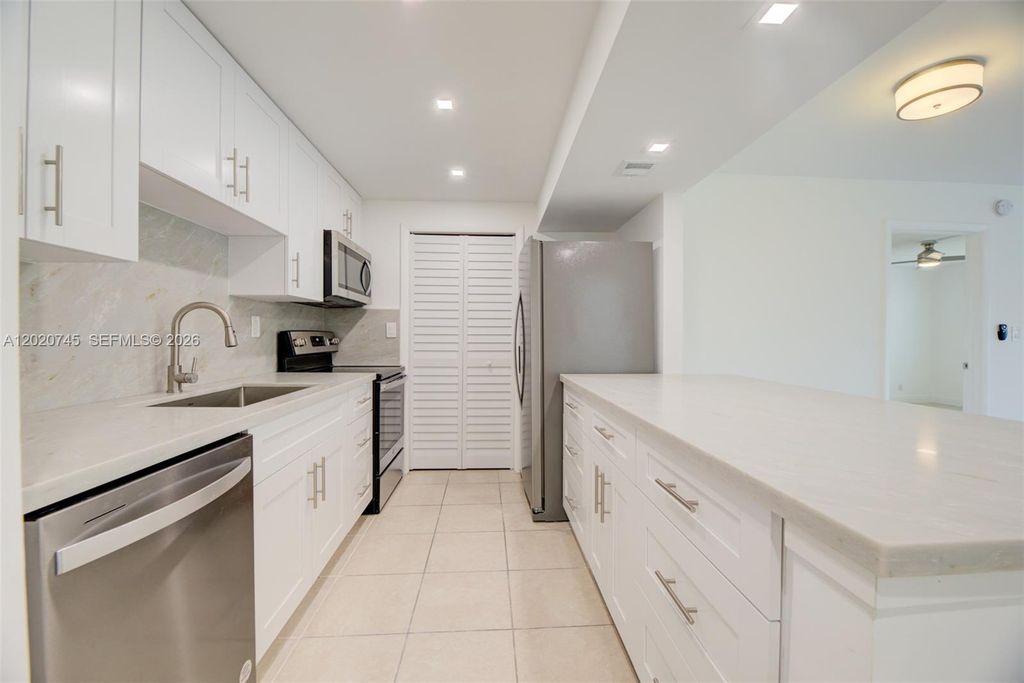 Photo of 200 Lakeview Dr #211, Weston, FL 33326 (MLS # A12020745)
