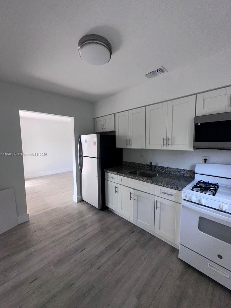 Now available! This bright and spacious 2-bedroom, 1-bath apartment is located at 69 NW 35th St, Unit #3, offering comfortable living in a convenient location.
Rental Details:
* Monthly Rent: $2,500
* Move-in Requirements: First month, last month, and security deposit
* Application Fee: $40