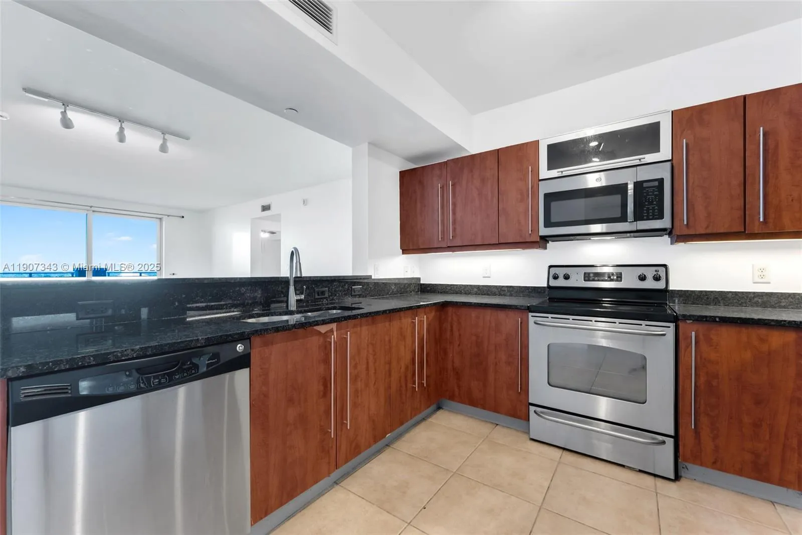 Miami, Florida 33156, United States, 2 Bedrooms Bedrooms, ,2 BathroomsBathrooms,Residential,Active,237755