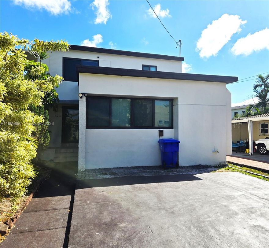 CENTRALLY LOCATED (1ST FLOOR) DUPLEX AT ARDMORE HEIGHTS ,,,RECENTLY REMODELED WITH APROX. 900 SQFT UNDER A/C,,,PRIVATE PATIO,,,WASHER & DRYER INSIDE,,,3 BEDS / 2 BATHROOMS,,,MASTER SUITE WITH WALK-IN CLOSET,,,2 PATKING SPOTS.