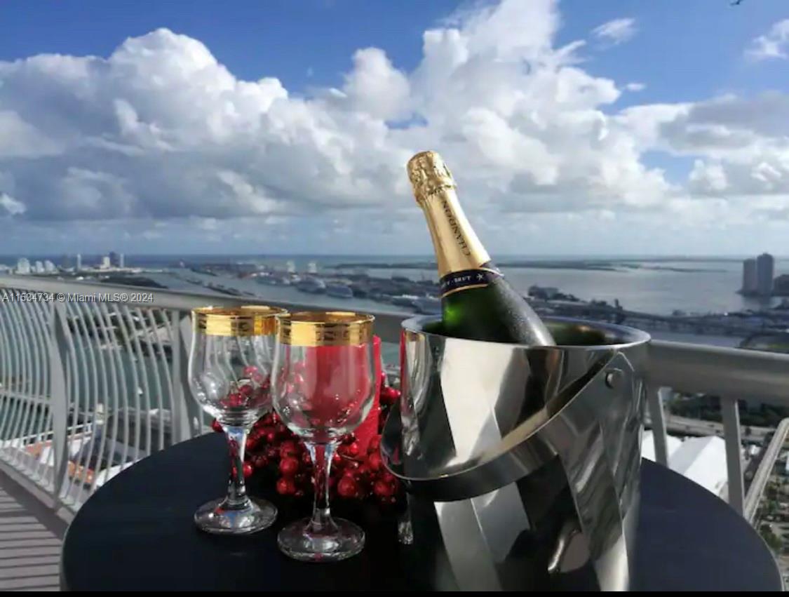 A beautiful furnished 1/1 condo with amazing unobstructed view! Just sit on the balcony and you will see South Beach, Downtown, Brickell, as well as the cruise ships. Great location close to restaurants, plazas, and entertainment centers. This building has great amenities. Don't lose this opportunity!