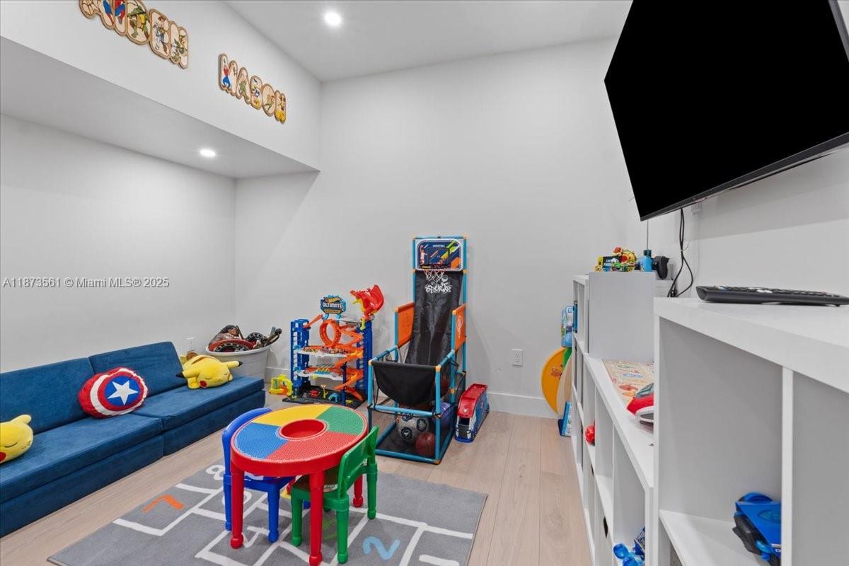 S ALLAPATTAH GARDENS - Residential