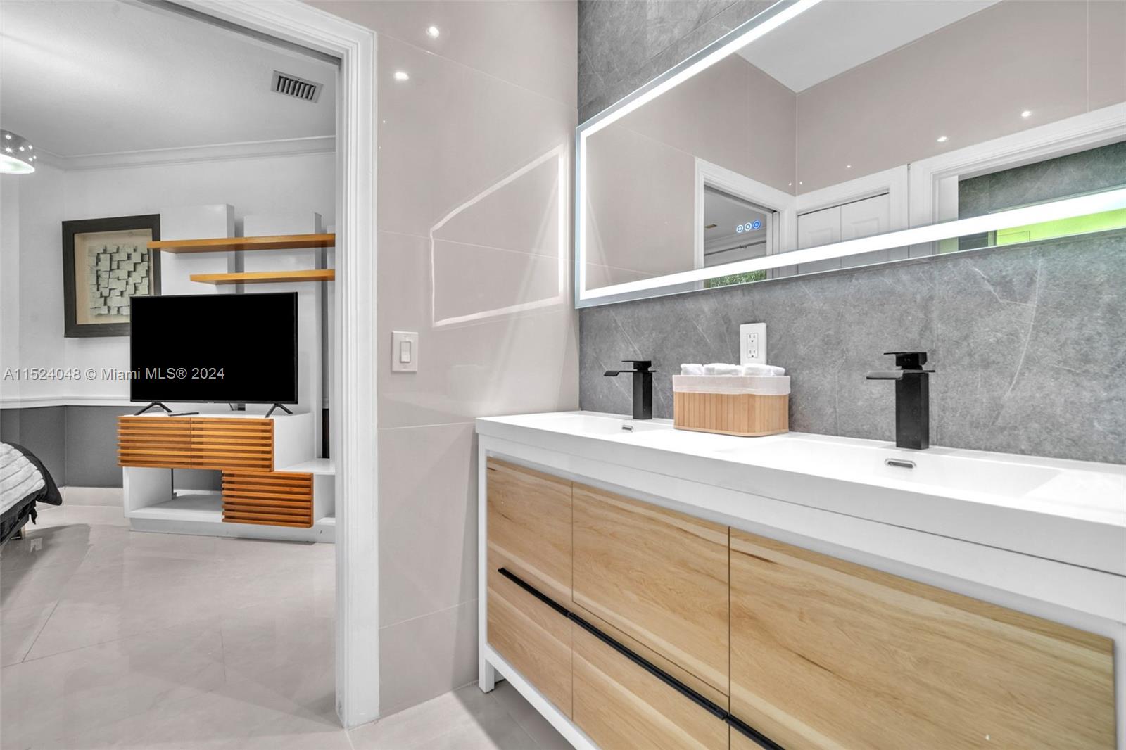 WINDMILL LAKE ESTATES - Residential