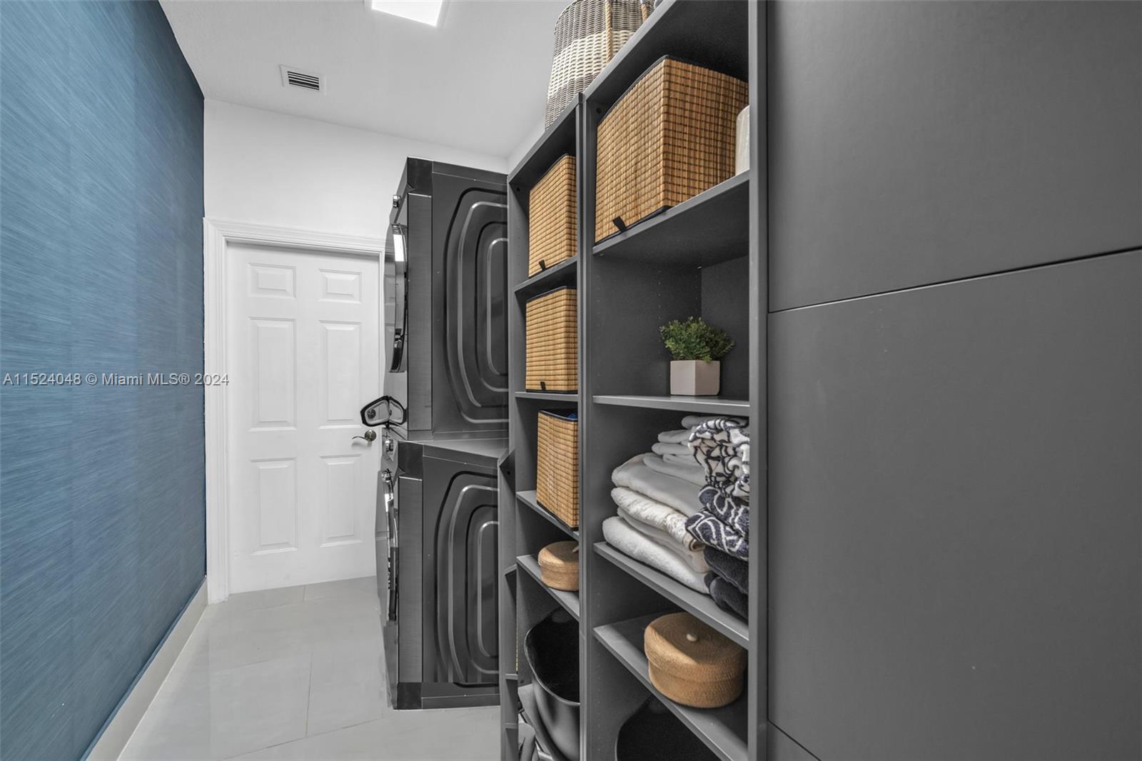 WINDMILL LAKE ESTATES - Residential