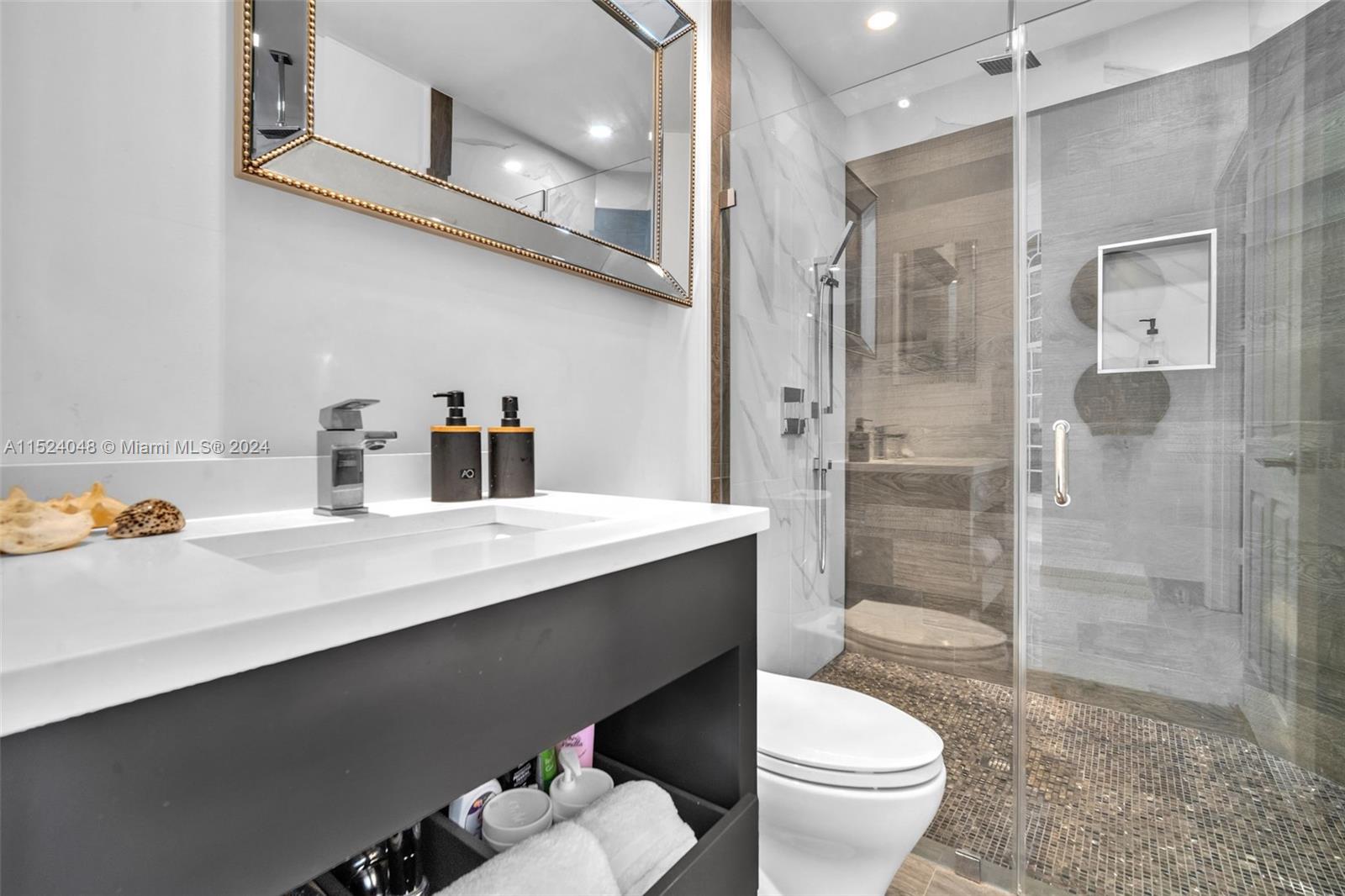 WINDMILL LAKE ESTATES - Residential