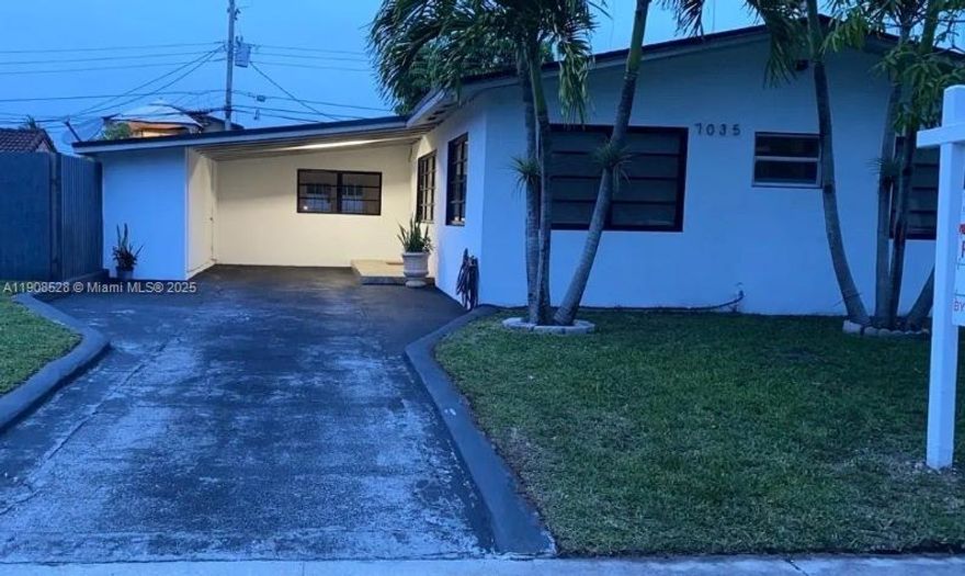 A spacious and well-maintained home located in a peaceful and desirable neighborhood. This property offers 3 comfortable bedrooms and 2 full bathrooms, perfect for a family or anyone looking for extra space. Enjoy the convenience of a private entrance, and utilities (water and electricity) included in the rent!

Located in a quiet area close to major highways, shopping centers, schools, and restaurants, this home combines comfort and location perfectly. Move-in ready and easy to show — don’t miss this opportunity!